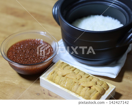 Rice cooked in an earthenware pot, salmon roe, and sea urchin. 142427142