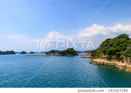 橫島,從長崎縣佐世保市搭乘觀光船遊覽九十九島。 橫島,從長崎縣佐世保市搭乘觀光船遊覽九十九島。 142427280