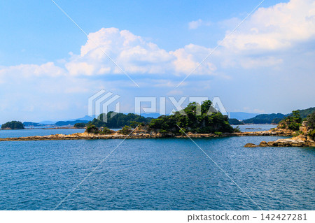 橫島,從長崎縣佐世保市搭乘觀光船遊覽九十九島。 橫島,從長崎縣佐世保市搭乘觀光船遊覽九十九島。 142427281