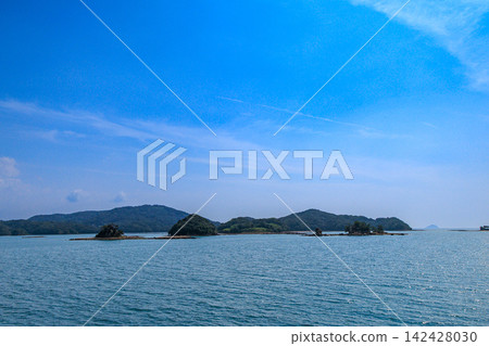 長崎縣佐世保市:從觀光船上看到的九十九島群島,包括鳥巢島。 長崎縣佐世保市:從觀光船上看到的九十九島群島,包括鳥巢島。 142428030