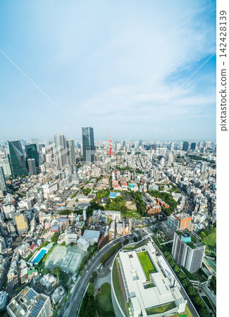 Panoramic aerial view of tokyo tower and cityscape skyline under clear blue sky in Roppongi hills, japan with copy space Panoramic aerial view of tokyo tower and cityscape skyline under clear blue sky in Roppongi hills, japan with copy space 142428139