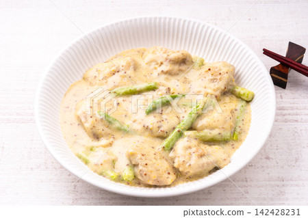 Chicken and asparagus in mustard cream sauce Chicken and asparagus in mustard cream sauce 142428231