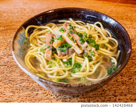 八重山蕎麥麵,沖繩當地一道豐盛的特色菜。 八重山蕎麥麵,沖繩當地一道豐盛的特色菜。 142428468