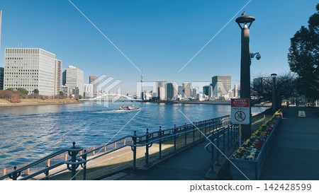 從隅田川露台眺望駒形大橋和東京晴空塔 142428599