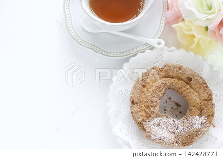 糖、老式甜甜圈和茶 糖、老式甜甜圈和茶 142428771