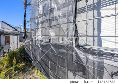 A detached house and temporary scaffolding immediately after the start of exterior wall renovation. A detached house and temporary scaffolding immediately after the start of exterior wall renovation. 142428788
