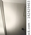 房間的天花板，由於年代久遠，木板接縫處已經顯露出來。 142429463