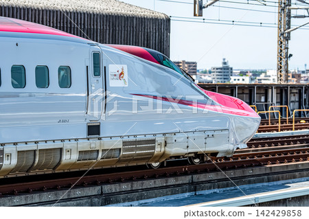 東北秋田新幹線E6系列車從月台出發。 東北秋田新幹線E6系列車從月台出發。 142429858