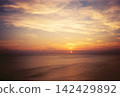 沖繩海沐浴在夕陽的餘暉中 142429892