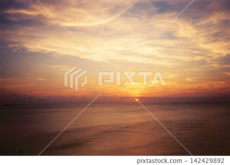 沖繩海沐浴在夕陽的餘暉中 沖繩海沐浴在夕陽的餘暉中 142429892