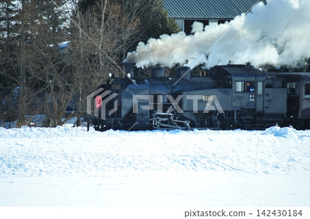 The SL Winter Marshland Train C11 207 runs through a snowfield at Kayanuma Station, Hokkaido. The SL Winter Marshland Train C11 207 runs through a snowfield at Kayanuma Station, Hokkaido. 142430184