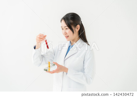 身穿白大褂的女研究員 142430472