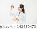 身穿白大褂的女研究員 142430473