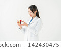 身穿白大褂的女研究員 142430475