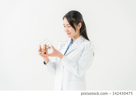 身穿白大褂的女研究員 142430475