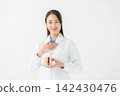 身穿白大褂的女研究員 142430476