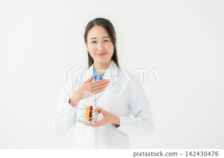 身穿白大褂的女研究員 142430476