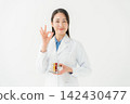 身穿白大褂的女士，研究員，OK 142430477
