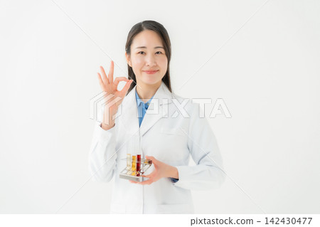 身穿白大褂的女士，研究員，OK 142430477