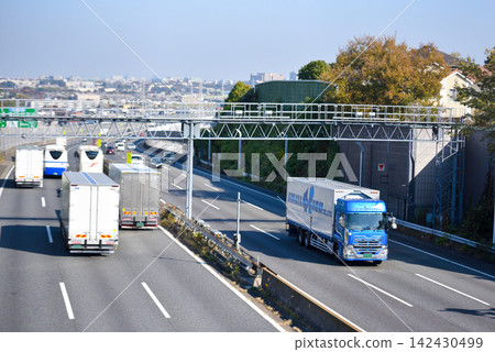 跟踪在高速公路上運行 跟踪在高速公路上運行 142430499