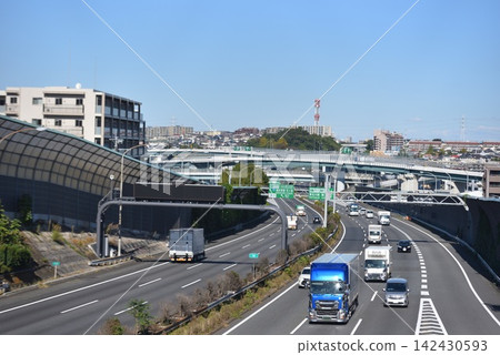 跟踪在高速公路上運行 142430593