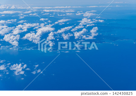 夏日晴空下，從飛機上可以欣賞到齋木市、鶴見崎和釜江的壯麗景色。 142430825