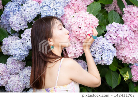 繡球花和年輕女子 繡球花和年輕女子 142431702