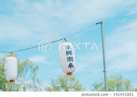 一盞寫著「水鄉伊太子」字樣的白色燈籠在藍天下格外醒目。 142431881