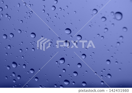 抽象背景,窗戶上的水滴,雨滴 抽象背景,窗戶上的水滴,雨滴 142431980