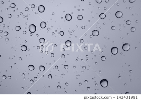抽象背景,窗戶上的水滴,雨滴 抽象背景,窗戶上的水滴,雨滴 142431981