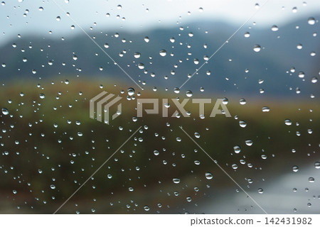 抽象背景，窗戶上的水滴，雨滴 142431982