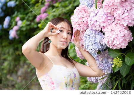 繡球花和年輕女子 繡球花和年輕女子 142432068