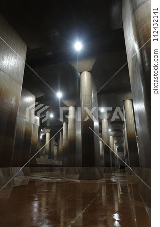The Metropolitan Area Outer Underground Discharge Channel is a massive flood control facility designed to prevent flooding. The majestic underground landscape is a tapestry of light rays and concrete pillars. The Metropolitan Area Outer Underground Discharge Channel is a massive flood control facility designed to prevent flooding. The majestic underground landscape is a tapestry of light rays and concrete pillars. 142432141