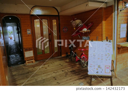 拱廊和商業街上的商店(咖啡店) 拱廊和商業街上的商店(咖啡店) 142432173