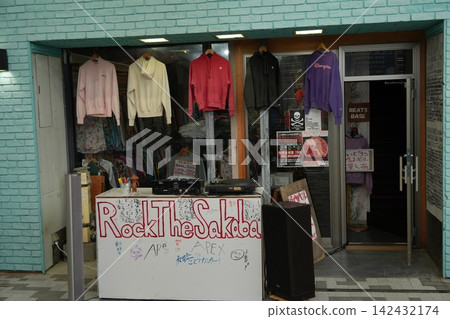 拱廊和商業街上的商店(復古服裝店) 拱廊和商業街上的商店(復古服裝店) 142432174