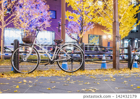 城市街道燈火輝煌,夜晚自行車穿梭的景象令人嘆為觀止。 城市街道燈火輝煌,夜晚自行車穿梭的景象令人嘆為觀止。 142432179