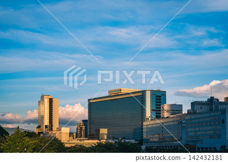 藍天夕陽照耀下,摩天大樓林立,構成了一幅美麗的城市景觀。 藍天夕陽照耀下,摩天大樓林立,構成了一幅美麗的城市景觀。 142432181