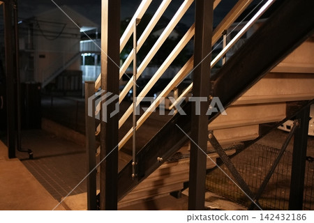 夜晚住宅區的室外樓梯和路燈 夜晚住宅區的室外樓梯和路燈 142432186
