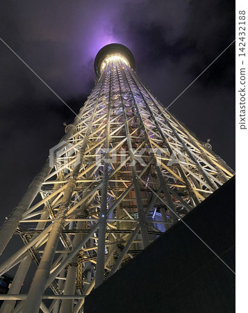 東京晴空塔,在夜空中閃閃發光。 東京晴空塔,在夜空中閃閃發光。 142432188