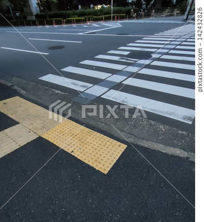行人穿越道和點字塊 行人穿越道和點字塊 142432826