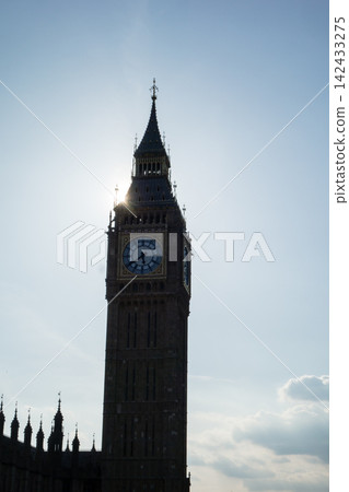 Westminster Palace in the heart of London, bathed in the dazzling backlight of the Thames River. Westminster Palace in the heart of London, bathed in the dazzling backlight of the Thames River. 142433275
