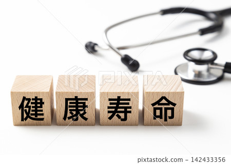 一塊寫著「健康預期壽命」的方塊和一個聽診器。 一塊寫著「健康預期壽命」的方塊和一個聽診器。 142433356