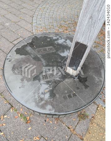 橫濱市保土谷區堺木,古東海道上,標示武藏國與相模國邊界的石碑 橫濱市保土谷區堺木,古東海道上,標示武藏國與相模國邊界的石碑 142434010