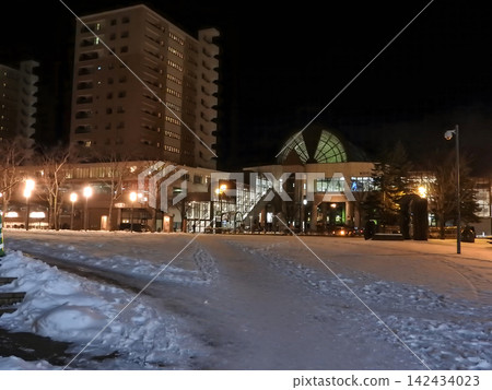 A snowy winter night view of the station square and the nighttime scenery of high-rise apartments. A snowy winter night view of the station square and the nighttime scenery of high-rise apartments. 142434023