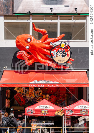 Osaka specialty: Takoyakiya Dotonbori Kukuru, Soemoncho branch, with a giant octopus sign. Osaka specialty: Takoyakiya Dotonbori Kukuru, Soemoncho branch, with a giant octopus sign. 142434104