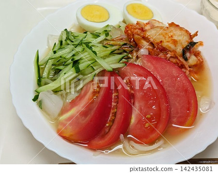 正宗盛岡冷面,岩手縣的特色美食(爽滑的麵條配上清爽的番茄和泡菜)。 正宗盛岡冷面,岩手縣的特色美食(爽滑的麵條配上清爽的番茄和泡菜)。 142435081