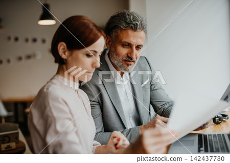 Man and woman having business meeting in a coffee shop. 142437780