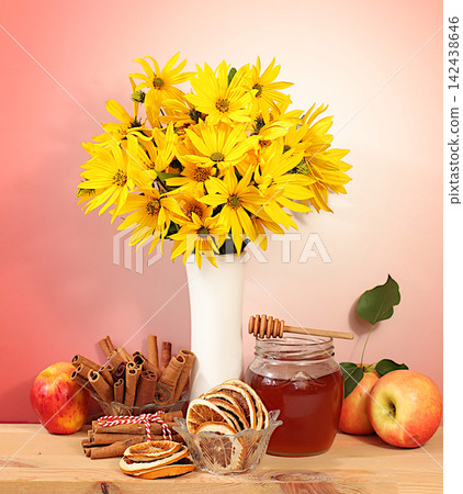 Autumn banner with a beautiful bouquet of rudbeckia in a vase, honey, apples, dried orange, cinnamon and star anise on an elegant gradient background, autumn greeting and gratitude concept, 142438646