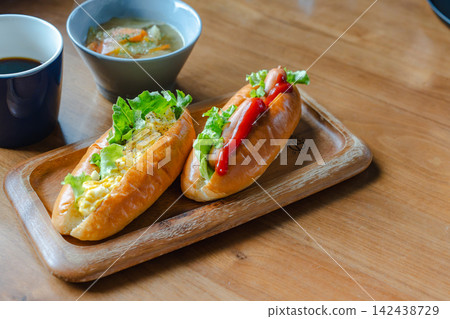 熱狗套餐，配雞蛋沙拉和香腸，佐以咖啡和湯。 142438729