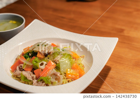 一份中式午餐套餐,包括熱氣騰騰的炒麵配濃稠醬汁和湯。 一份中式午餐套餐,包括熱氣騰騰的炒麵配濃稠醬汁和湯。 142438730